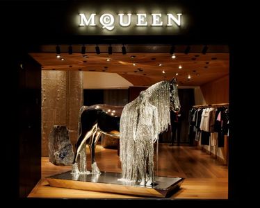 Alexander McQueen（麥昆）2025早春高級成衣系列，古典與顛覆的巧妙融合。