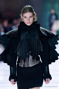 震撼！路易威登把秀開在了法國千年教皇宮殿：Louis Vuitton 2026 早春度假系列